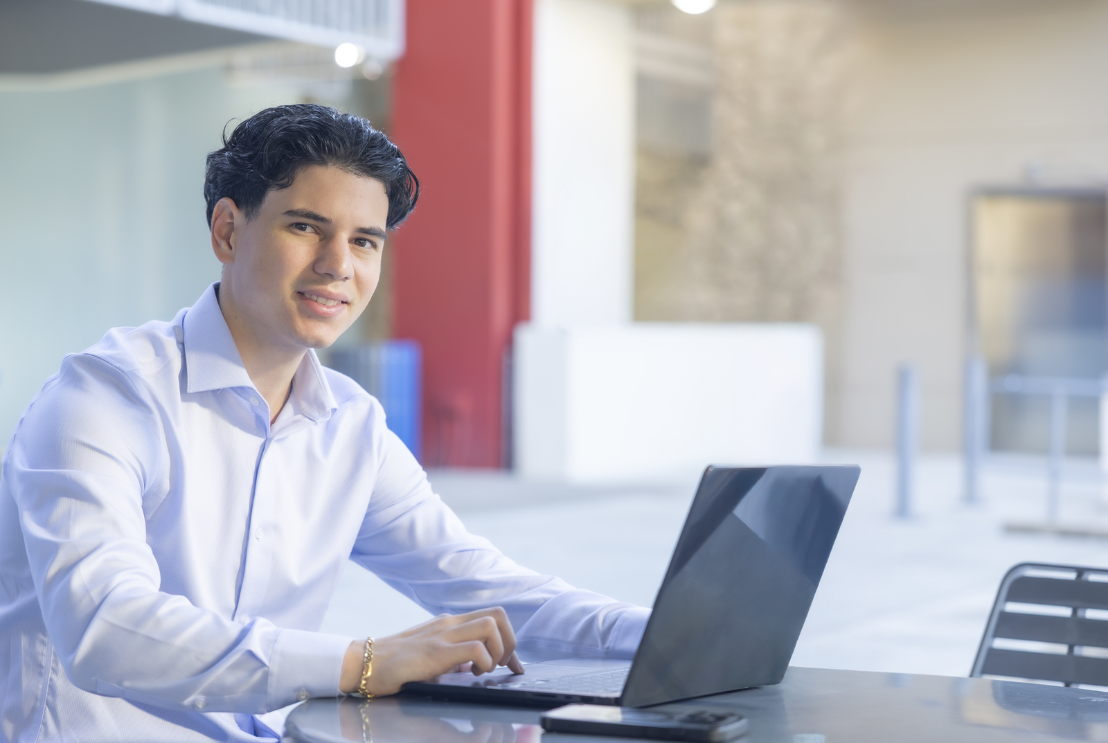 FAU student with a laptop