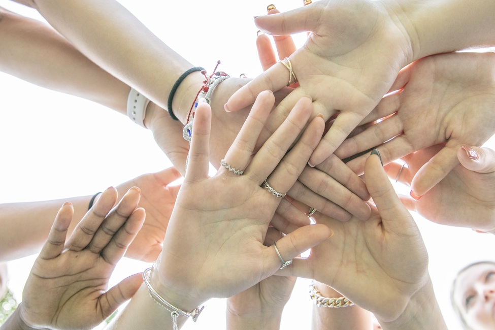 FAU Study: Do Best Friends or Popular Peers Shape Teen Behavior?